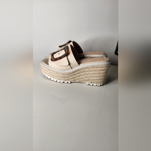 Elegant Cream Platform Sandals - Picture 2 of 9